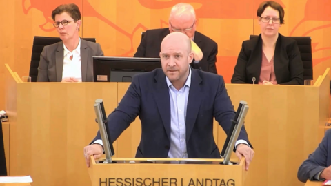 Staatsminister Ingmar Jung spricht vor dem Landtag.