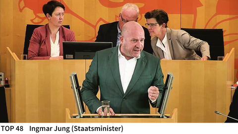 Forstminister Ingmar Jung während einer Rede im Hessischen Landtag