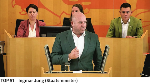 Landwirtschaftsminister Ingmar Jung während einer Rede im Hessischen Landtag