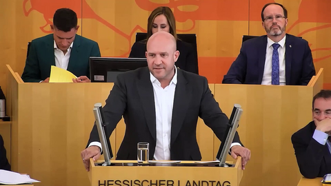 Staatsminister Ingmar Jung spricht vor dem Hessischen Landtag