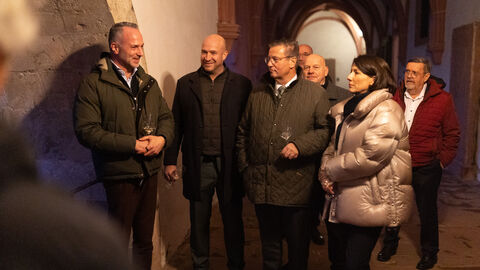 Weinbauminister bei einer Führung im Kloster Eberbach