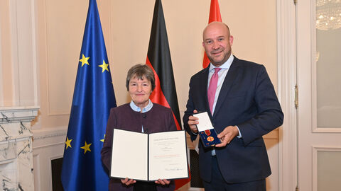 Monika Schneider mit Staatsminister Ingmar Jung.