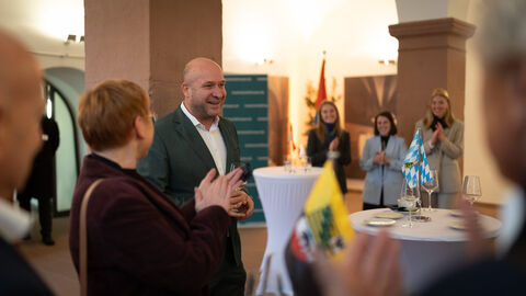 Weinbauminister Jung mit Weinmajestäten