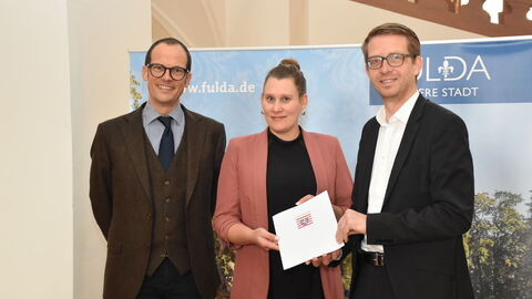 Daniel Schreiner, Sopha Beyer und Michael Ruhl bei der Bescheidübergabe in Fulda.