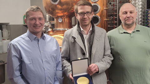 Staatssekretär Michael Ruhl übergibt die Ehrenplakette des Landes Hessen in Gold an Familie Ester