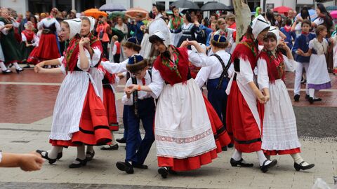 Menschen mit Tracht tanzen auf einem Fest einen traditionellen hessischen Tanz.