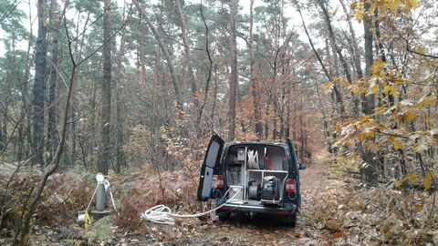 Probenahmefahrzeug im Wald. 