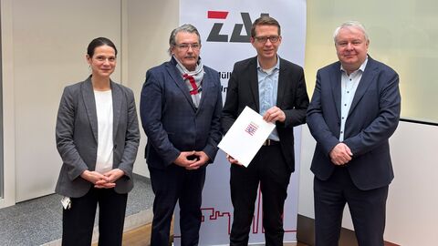 Bescheidübergabe für die Phosphorrückgewinnungsanlage in Darmstadt (v.l.): Dr. Julia Klinger (ZAS-Geschäftsführung), Klaus Peter Schellhaas (Landrat Darmstadt-Dieburg), Umweltstaatssekretär Michael Ruhl, André Schellenberg (Stadtkämmerer Wissenschaftsstadt Darmstadt).