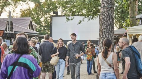 Ein Paar schlendert über ein Fest