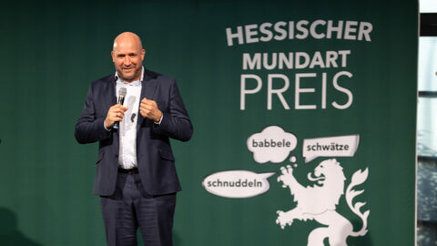 Heimatminister Ingmar Jung bei der Verleihung des Mundartpreises.