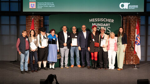 Die Gewinner des Mundartpreises mit Heimatminister Ingmar Jung (M.):
