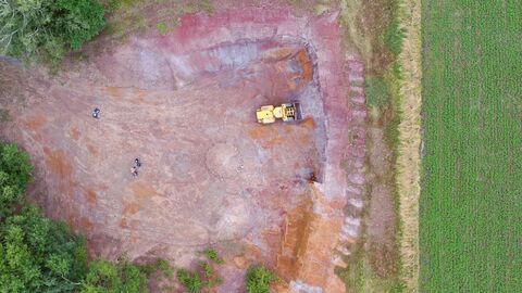 Luftbildaufnahme des Bauxit-Tagebaus „Eiserne Hose“ bei Lich im Vorderen Vogelsberg