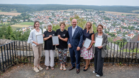 Heimatminister Ingmar Jung mit den "LandHeldinnen" 2024 bei der Preisverleihung.