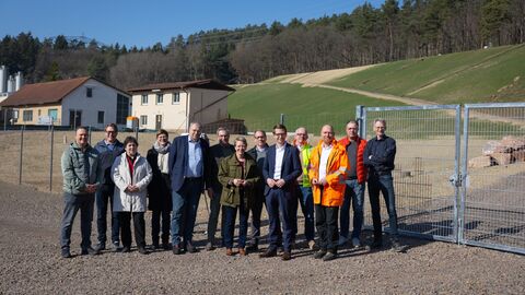Eine Gruppe Menschen am Bergbaualtstandort Wildeck-Richelsdorf.