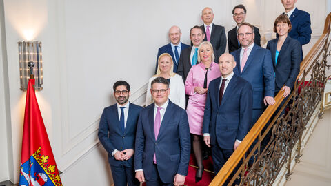 Das neue hessische Kabinett unter der Führung von Ministerpräsident Boris Rhein hat die Arbeit aufgenommen Offizielles Portraitfoto des neuen hessischen Kabinetts